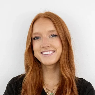 A headshot photo of Zoe